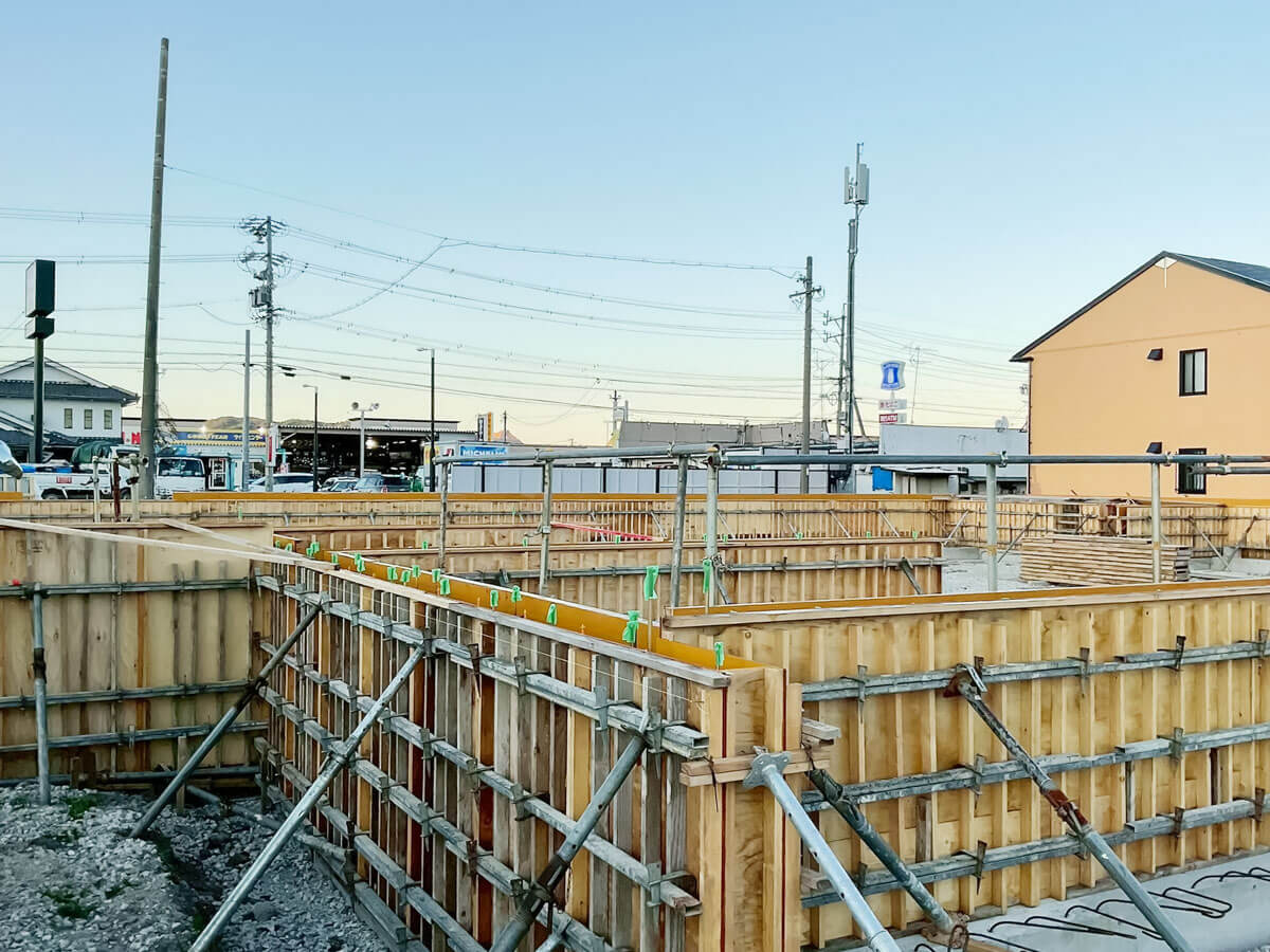 基礎立ち上がりの型枠を組立中の現場（支保工で固定）