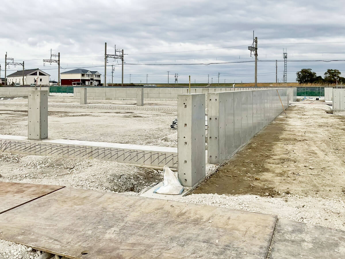 基礎工事の施工状況（コンクリート立ち上がりと柱脚の配置）