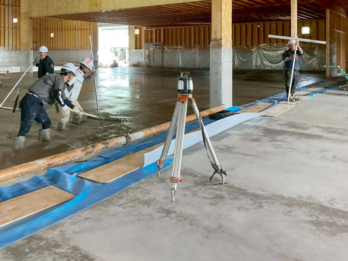 土間コンクリート打設の均し作業（基礎・床施工）