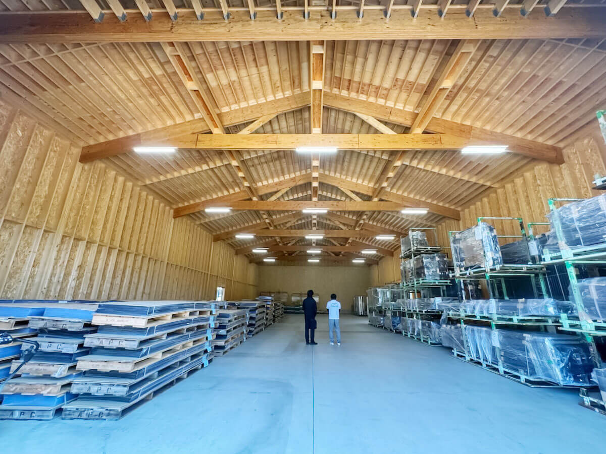 木造倉庫内部（基礎・床コンクリート施工を含む完成施設）